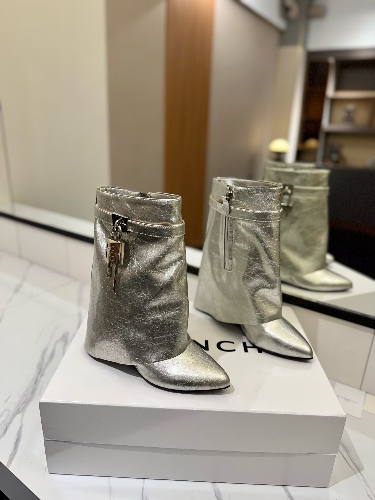 ua G1uenchy boots