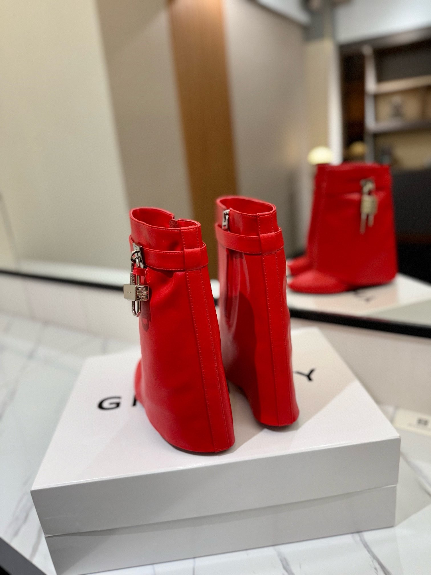 ua G1uenchy boots