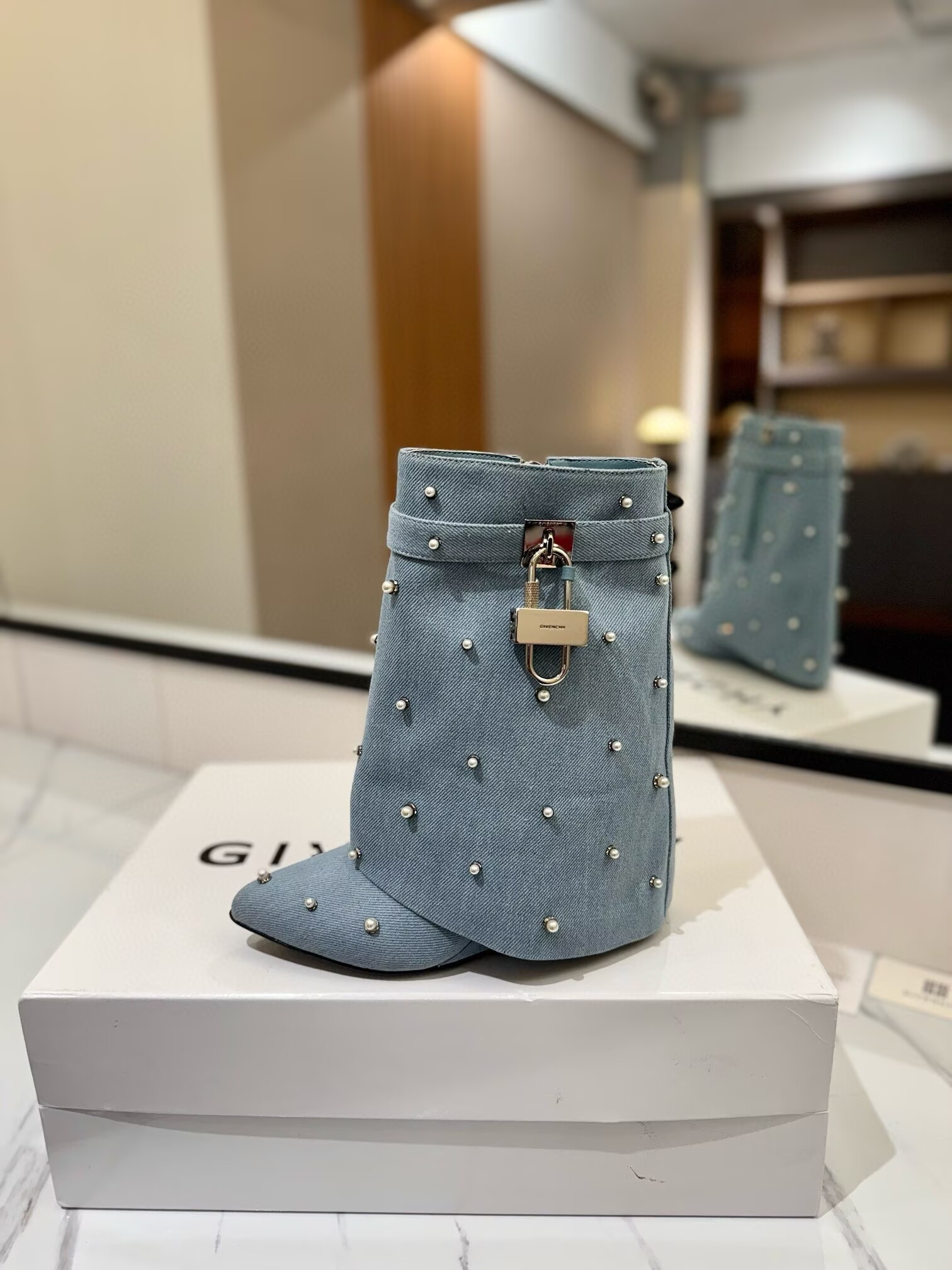 ua G1uenchy boots