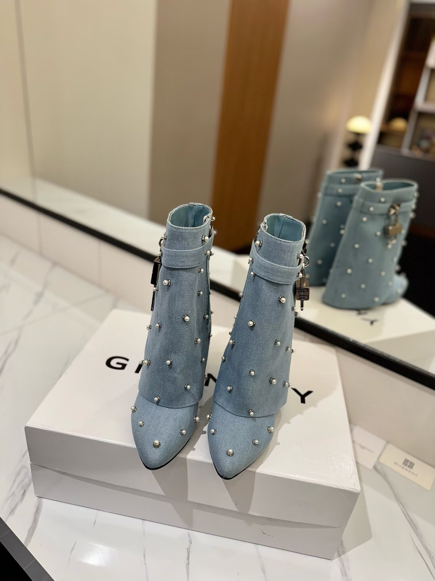 ua G1uenchy boots