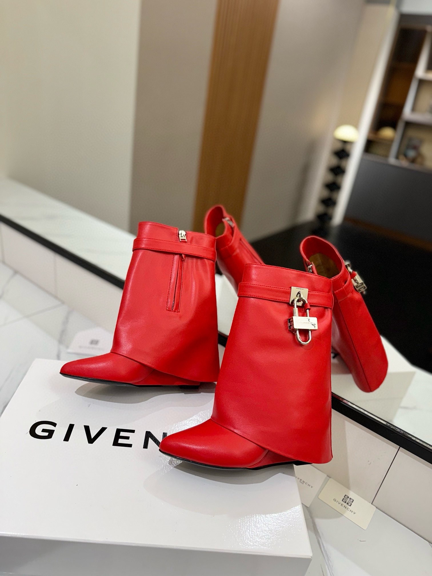 ua G1uenchy boots