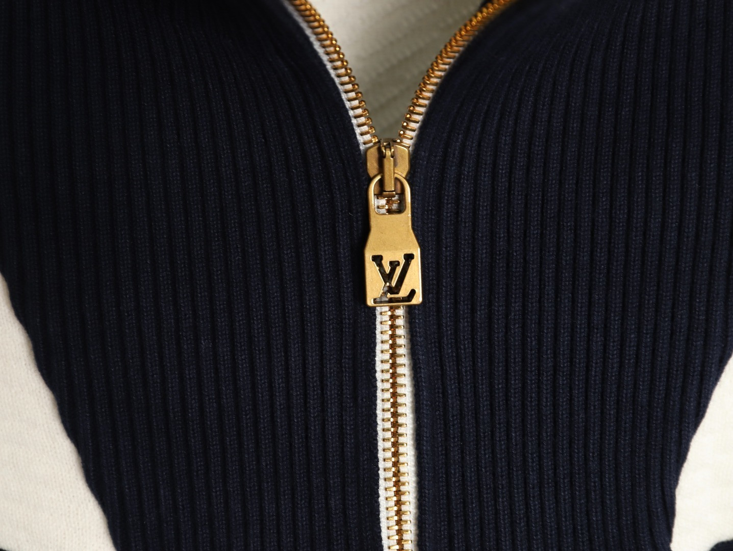 l0*is V*t0n lv sweaters coats