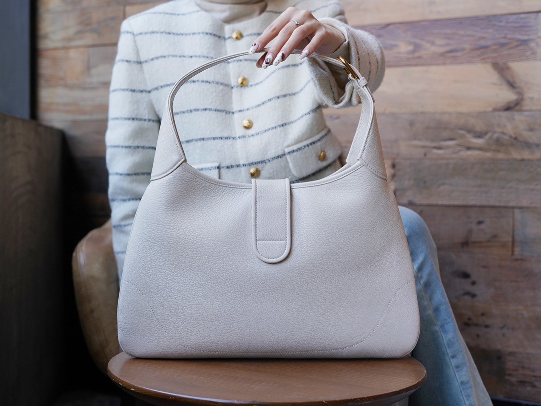 Aphrodite medium shoulder bag