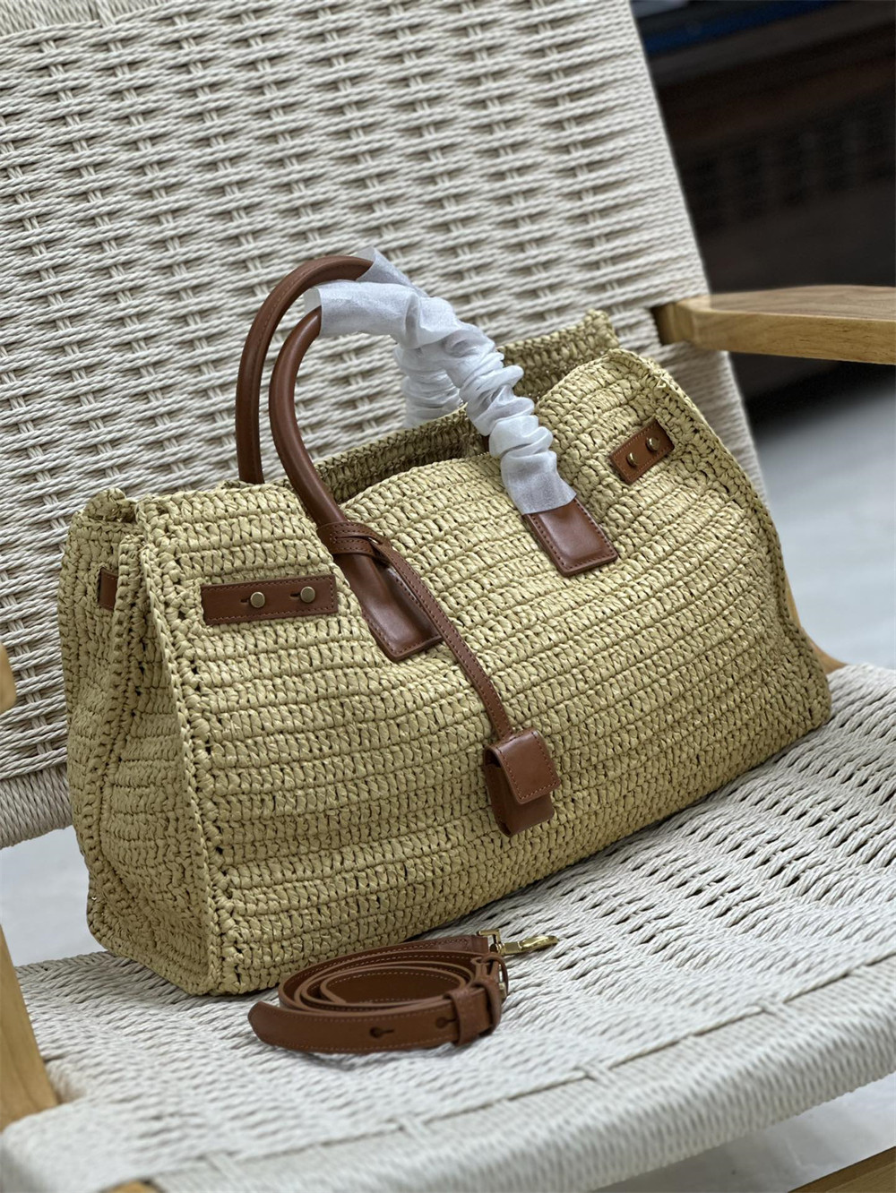 y*l sac de jour medium s*pple in raffia and vegetable-tanned leather naturel and bR1ck