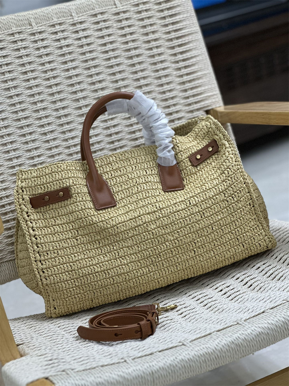 y*l sac de jour medium s*pple in raffia and vegetable-tanned leather naturel and bR1ck