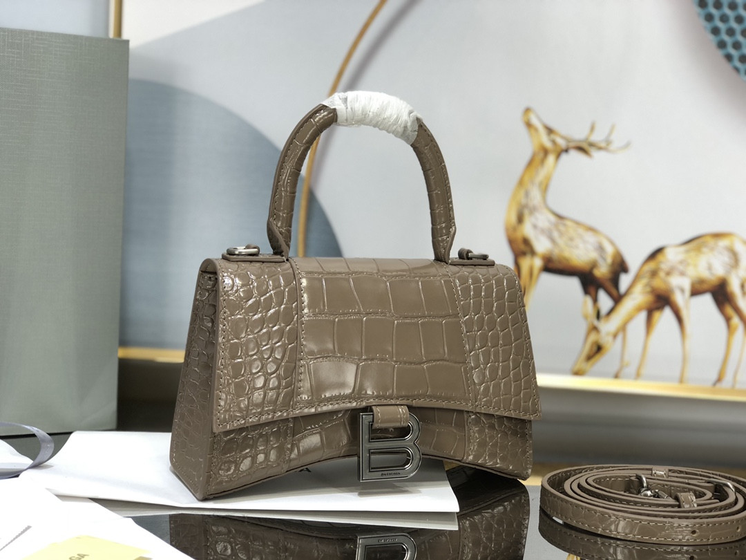 Ba*len*cia*ga women
