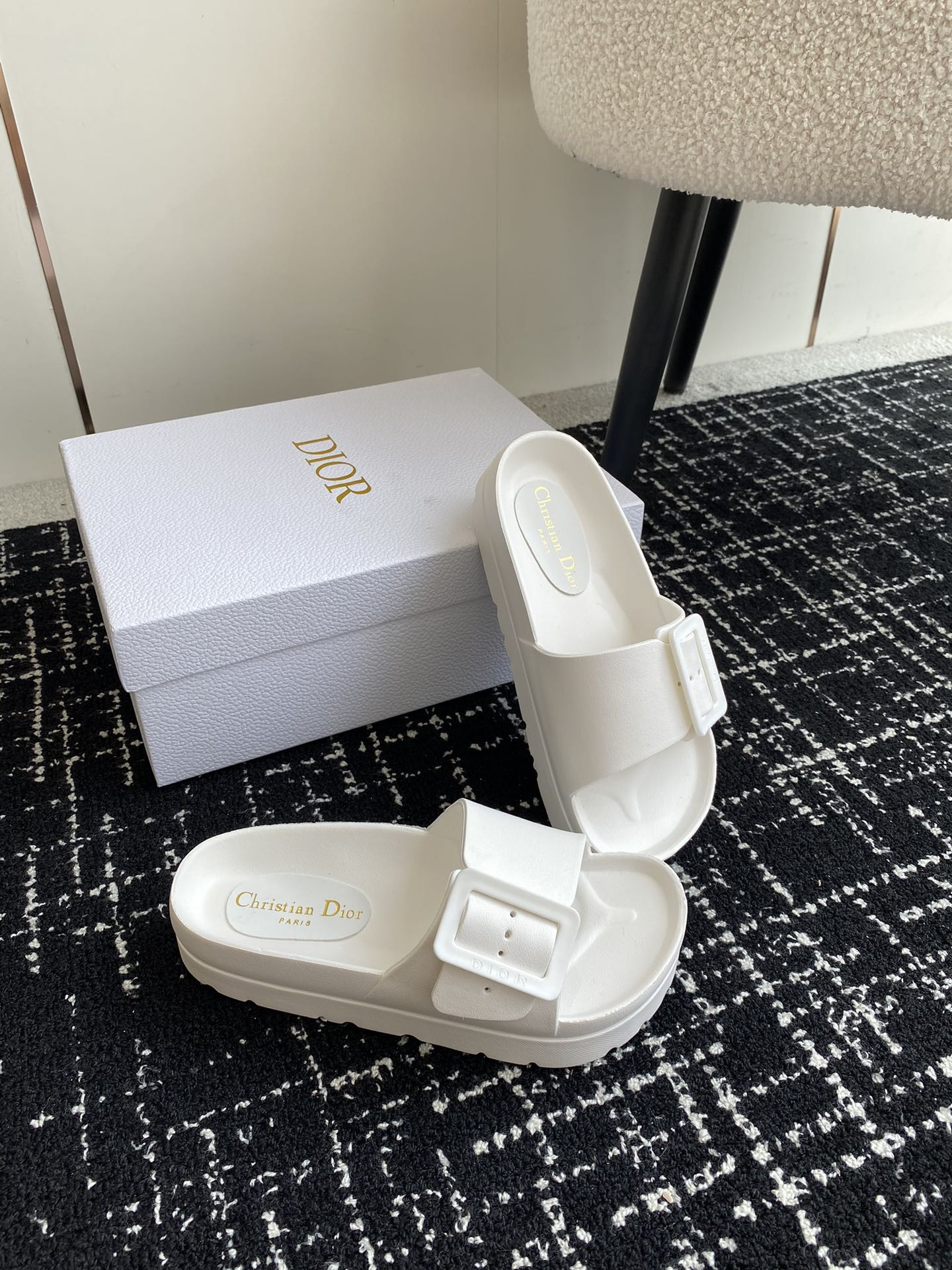 ua D*or slide white
