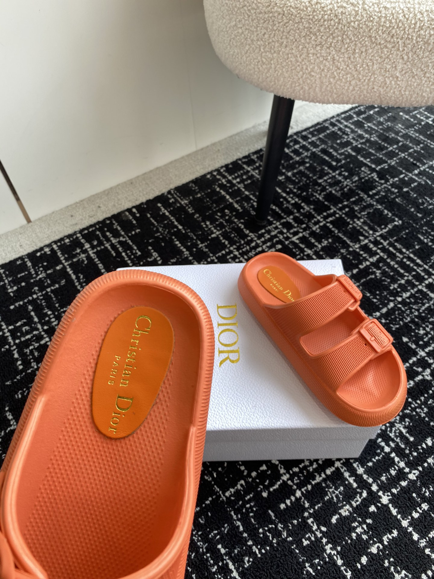 ua D*or slide