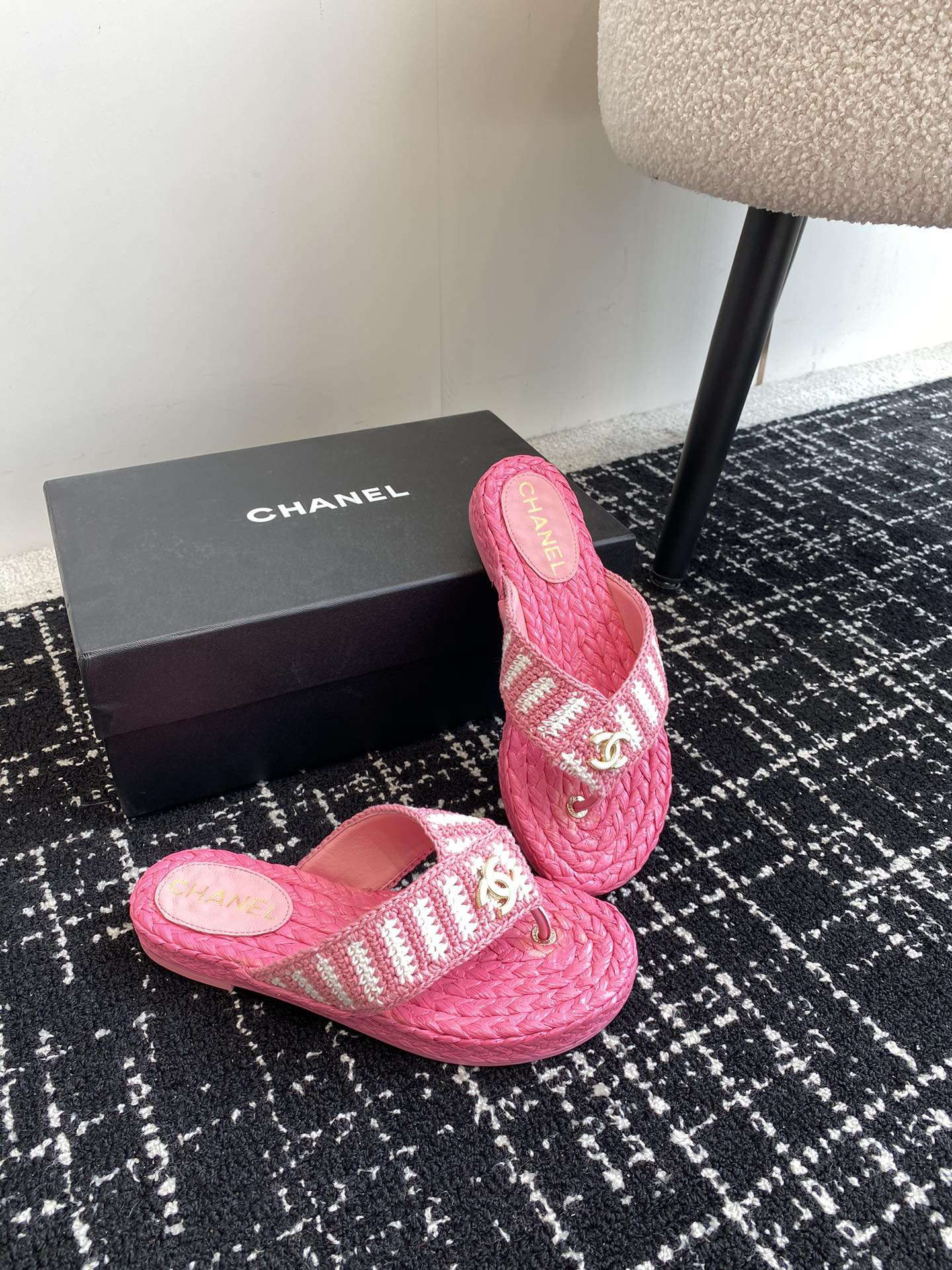 ua Ch*el thongs slides
