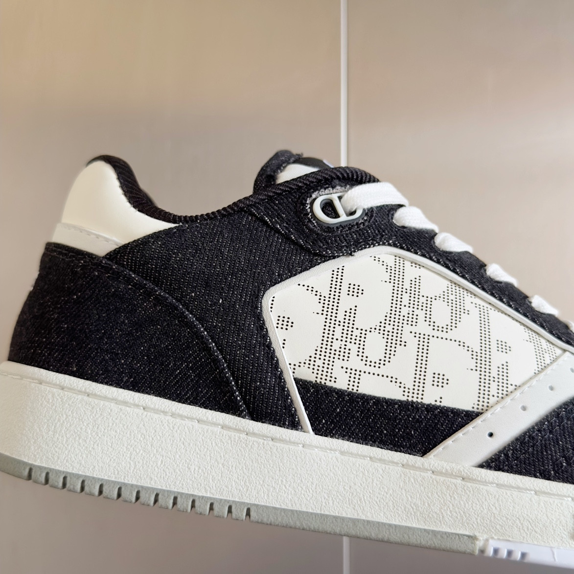 ua D*or b27 sneaker