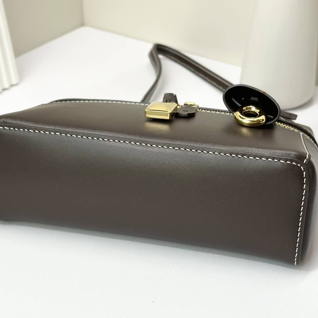L**o p*ana extra pocket l19 smooth calfskin 11 x 19 x 6.5 cm