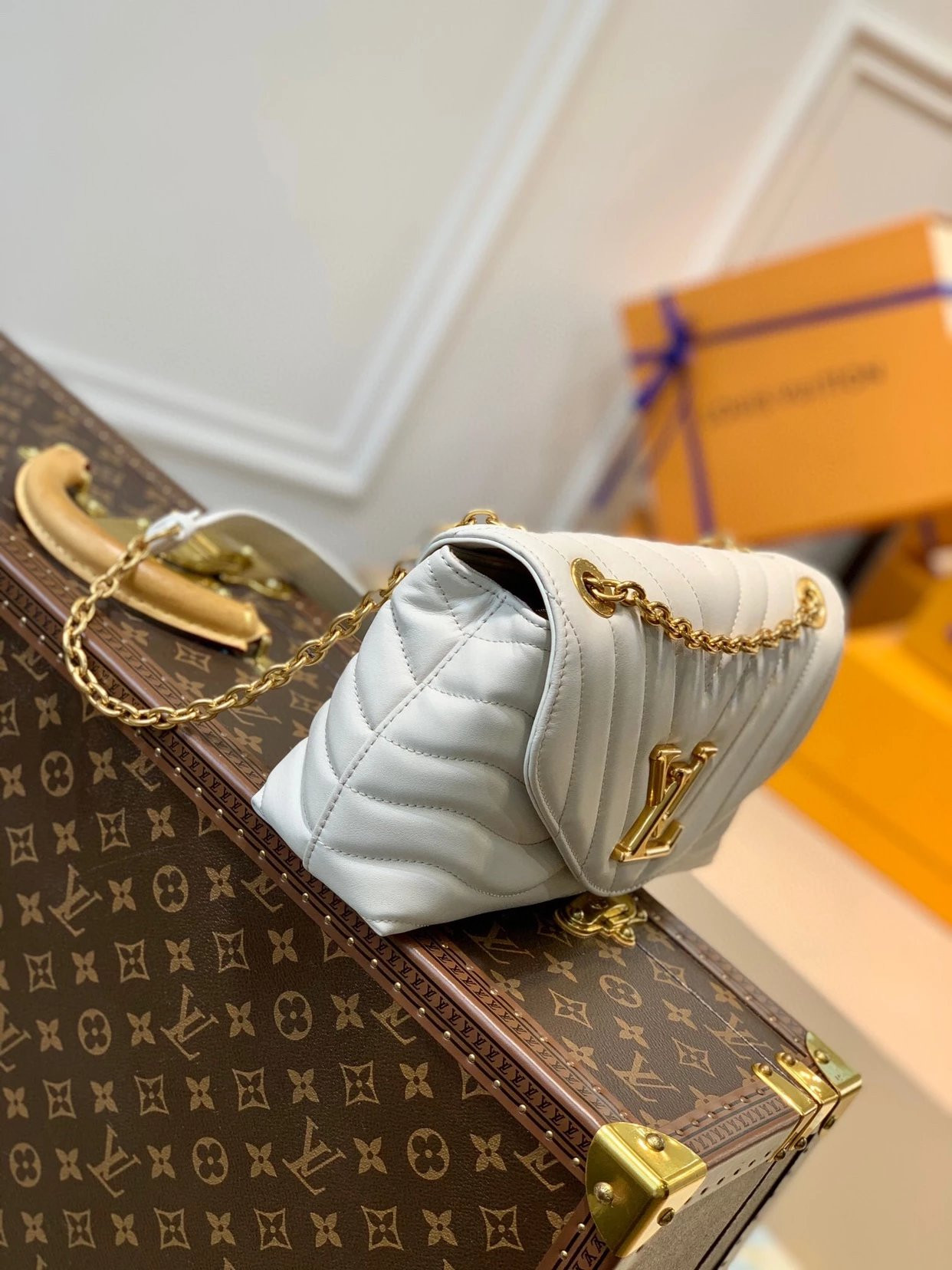 LV NEW WAVE CHAIN BAG M58549