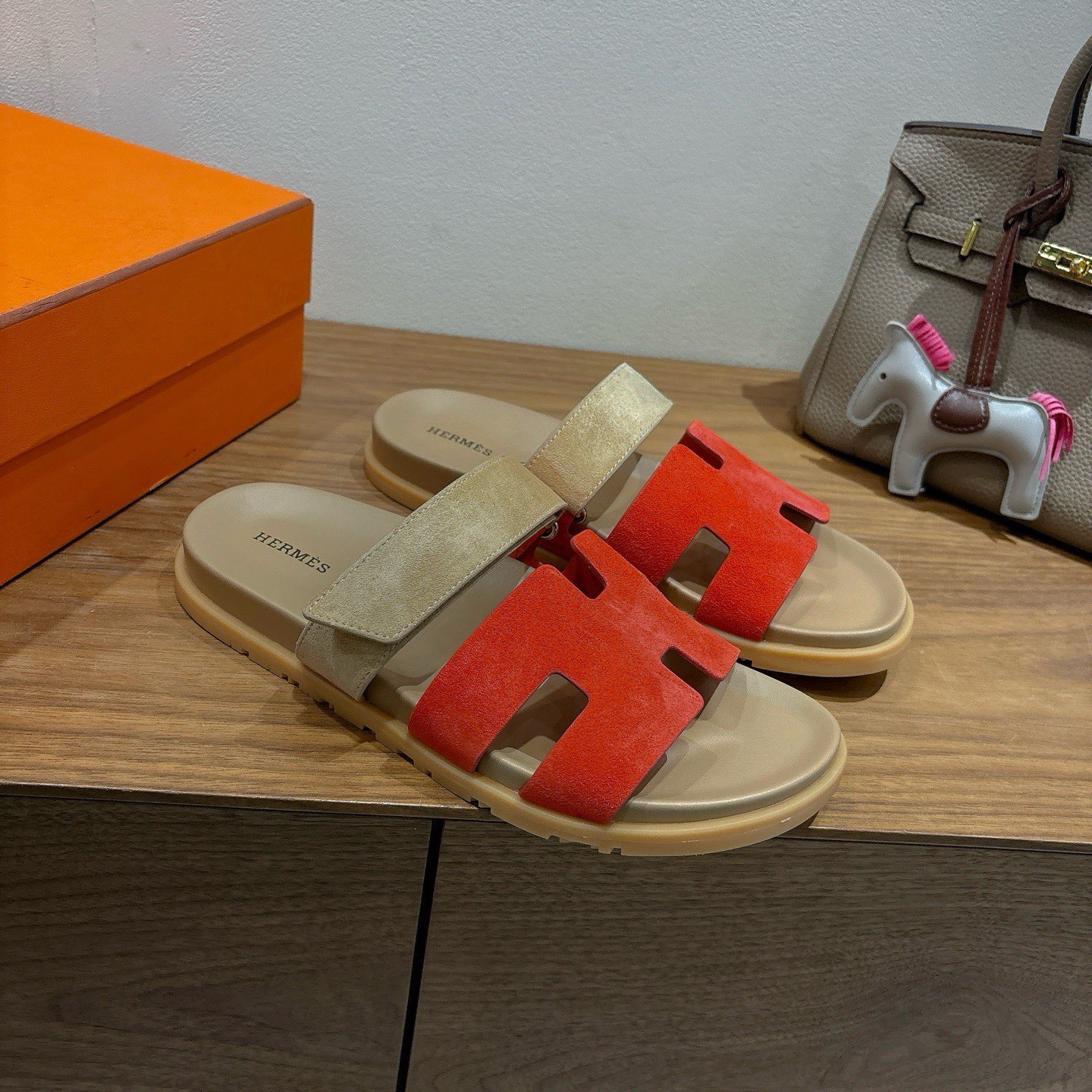 H**me5 sandals
