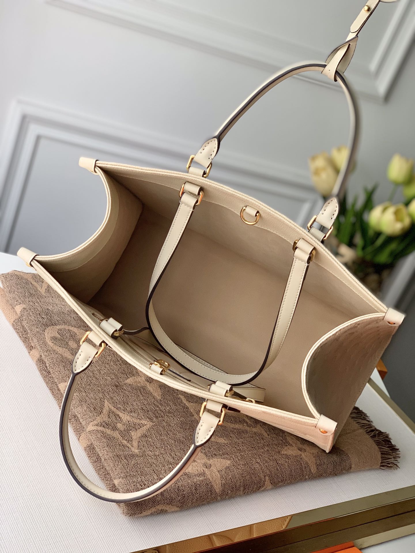 l0*is V*t0n small onthego handbag-35*28*15cm