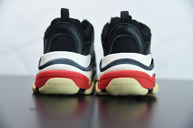 Ba*len*cia*ga triple s