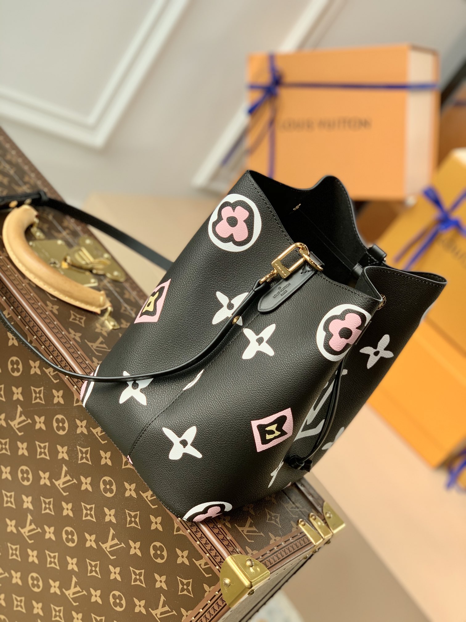 l0*is V*t0n wild at heart néonoé bucket bag -26x22x27cm