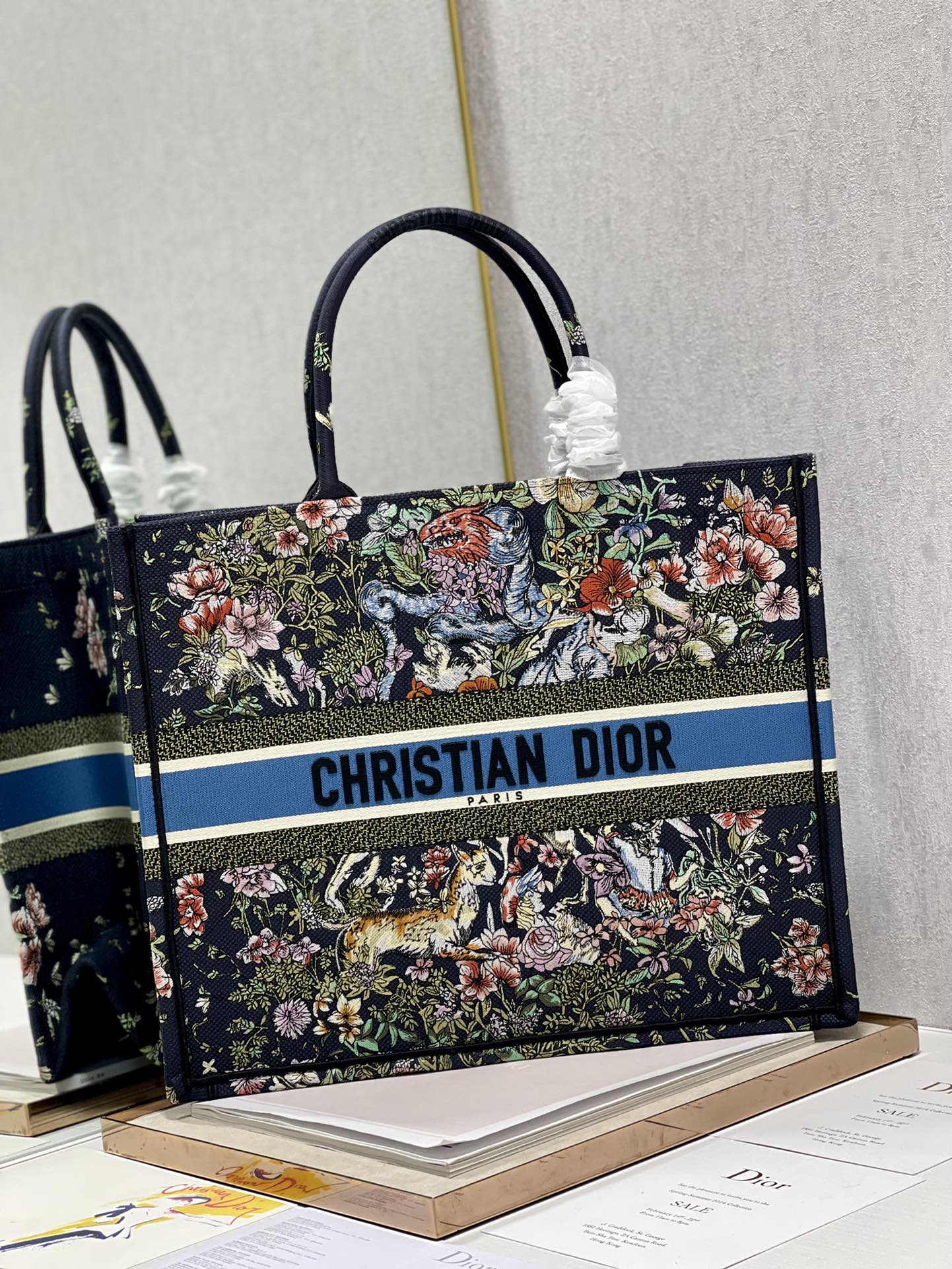 D*or book tote