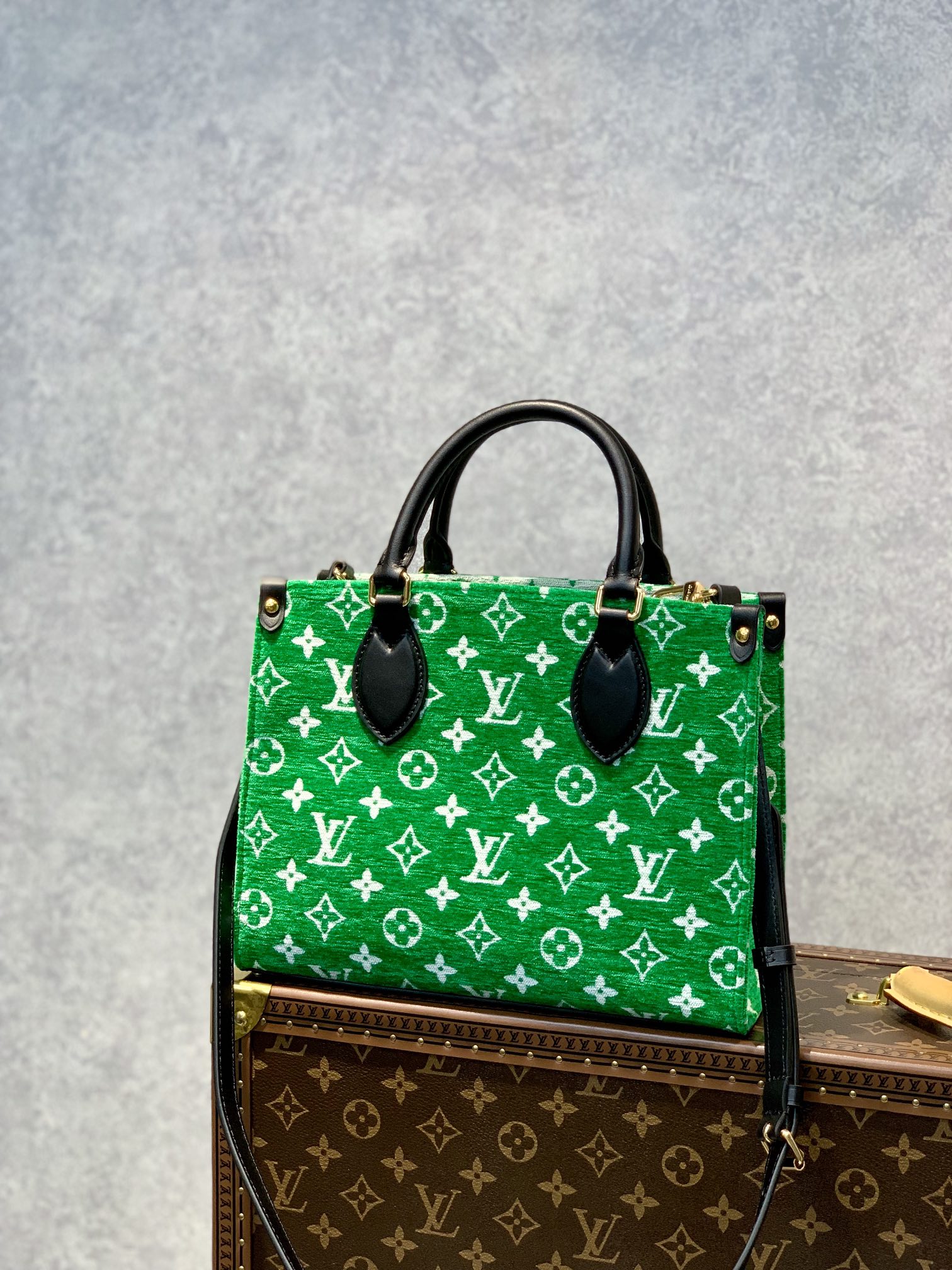 l0*is V*t0n onthego handbag-25*19*11.5 cm