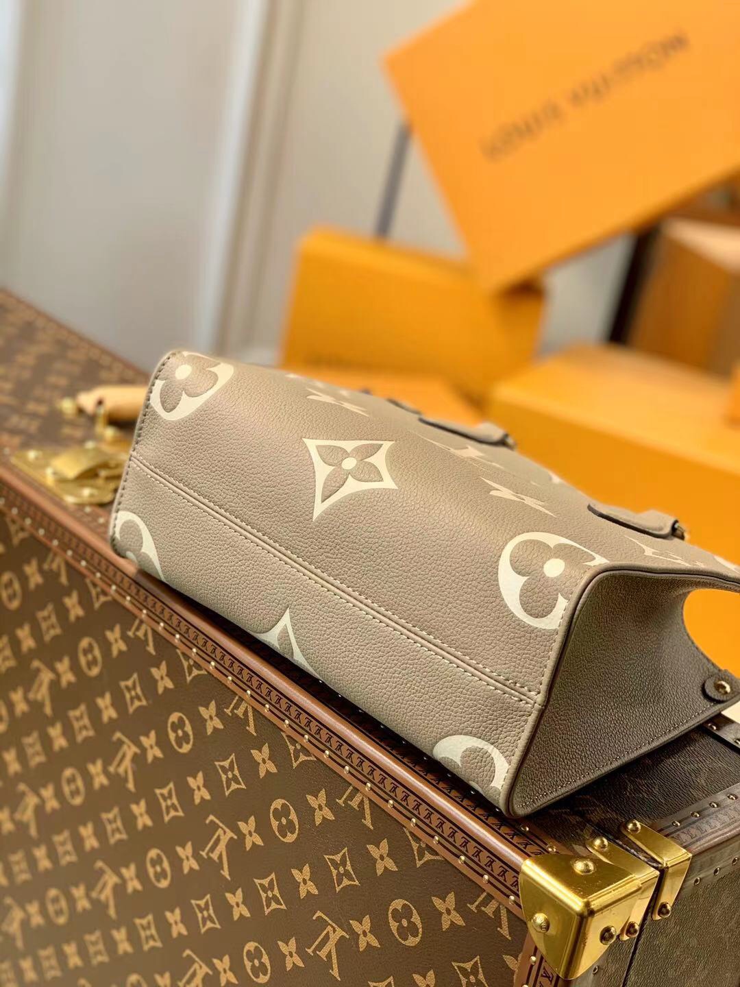 l0*is V*t0n onthego handbag-28*11*19cm