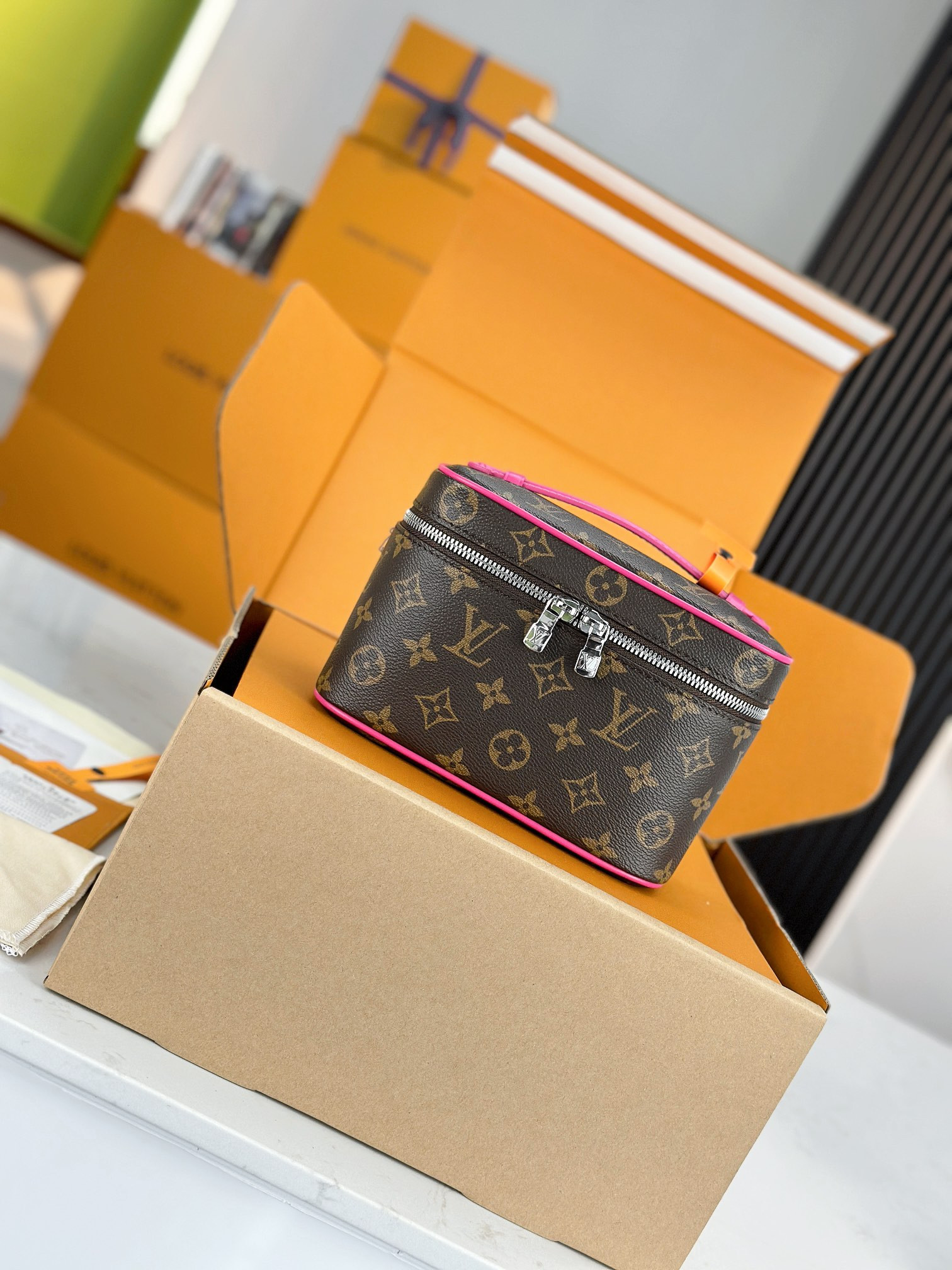 l0vis Vvtt0n nice cosmetic bag-13.5 x 12 x 20cm