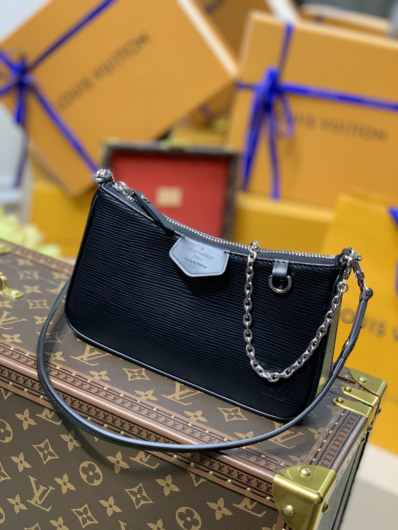 l0*is V*t0n easy pouch on strap-19*11.5*3cm