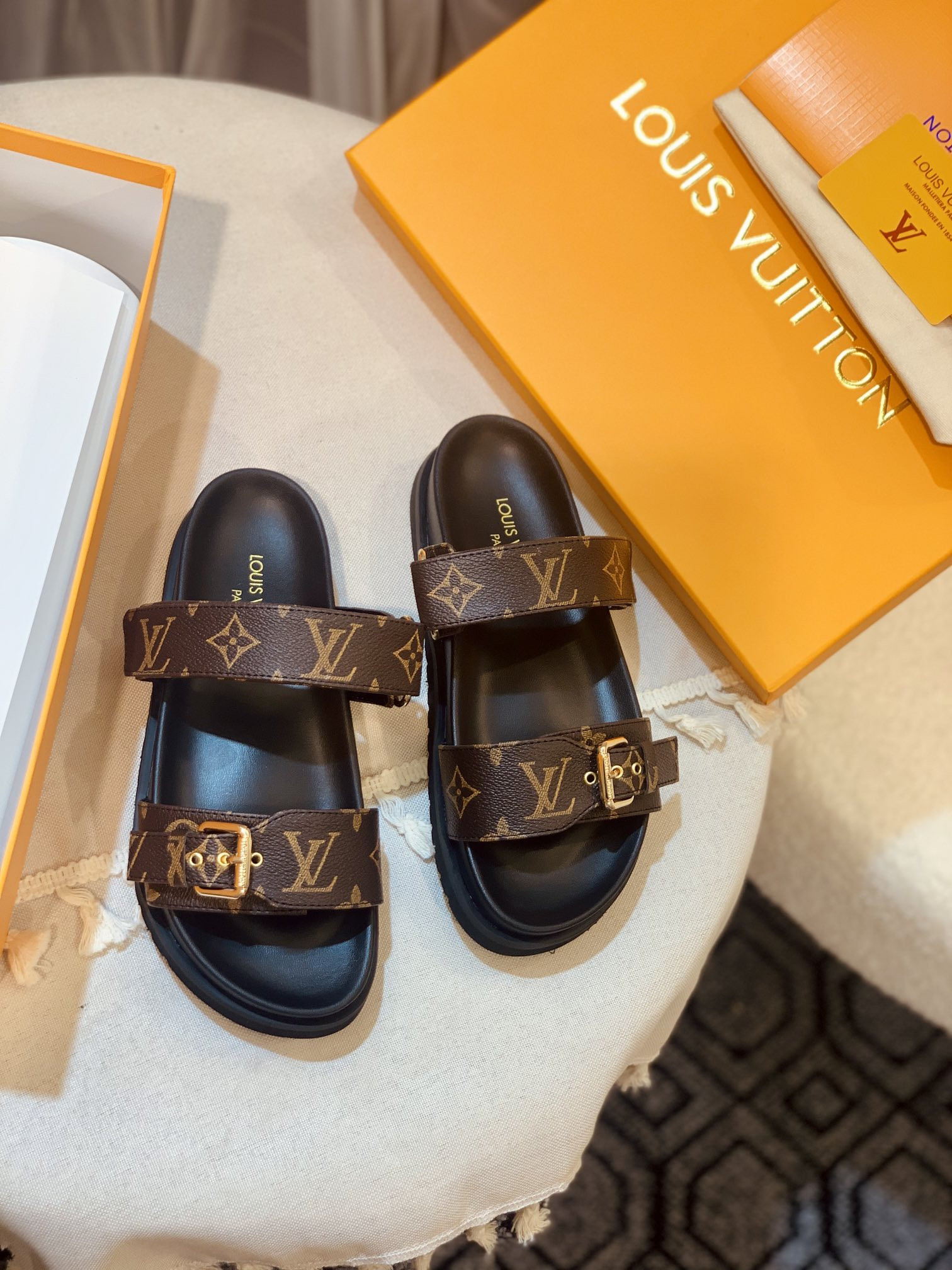 l0*is V*t0n sandals