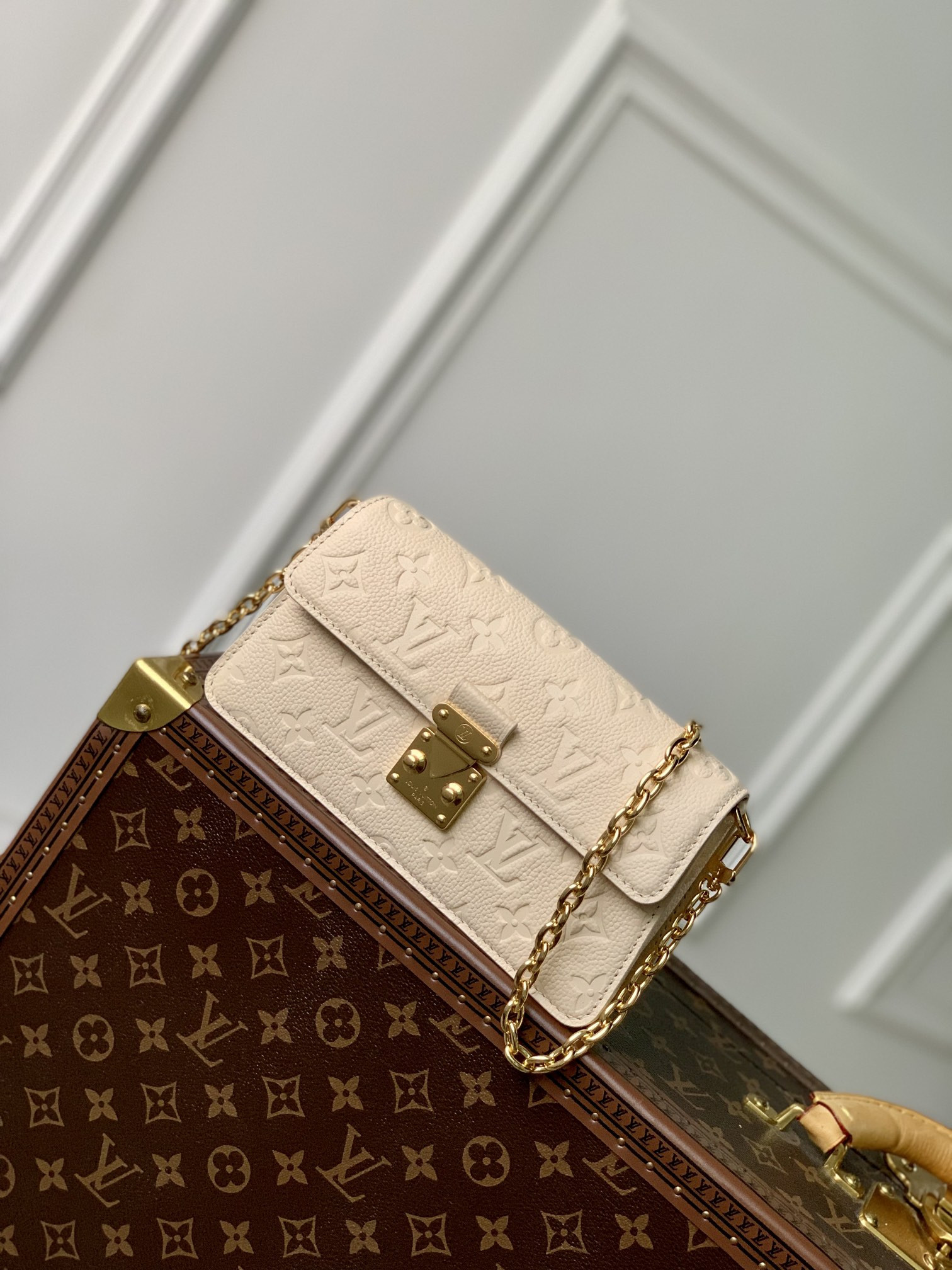 l0*is V*t0n wallet on chain-22 x 15 x 5.5cm