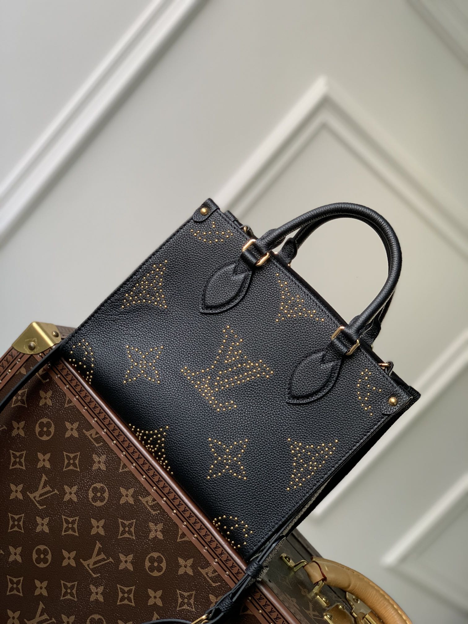 l0*is V*t0n onthego handbag-25*19*11.5 cm