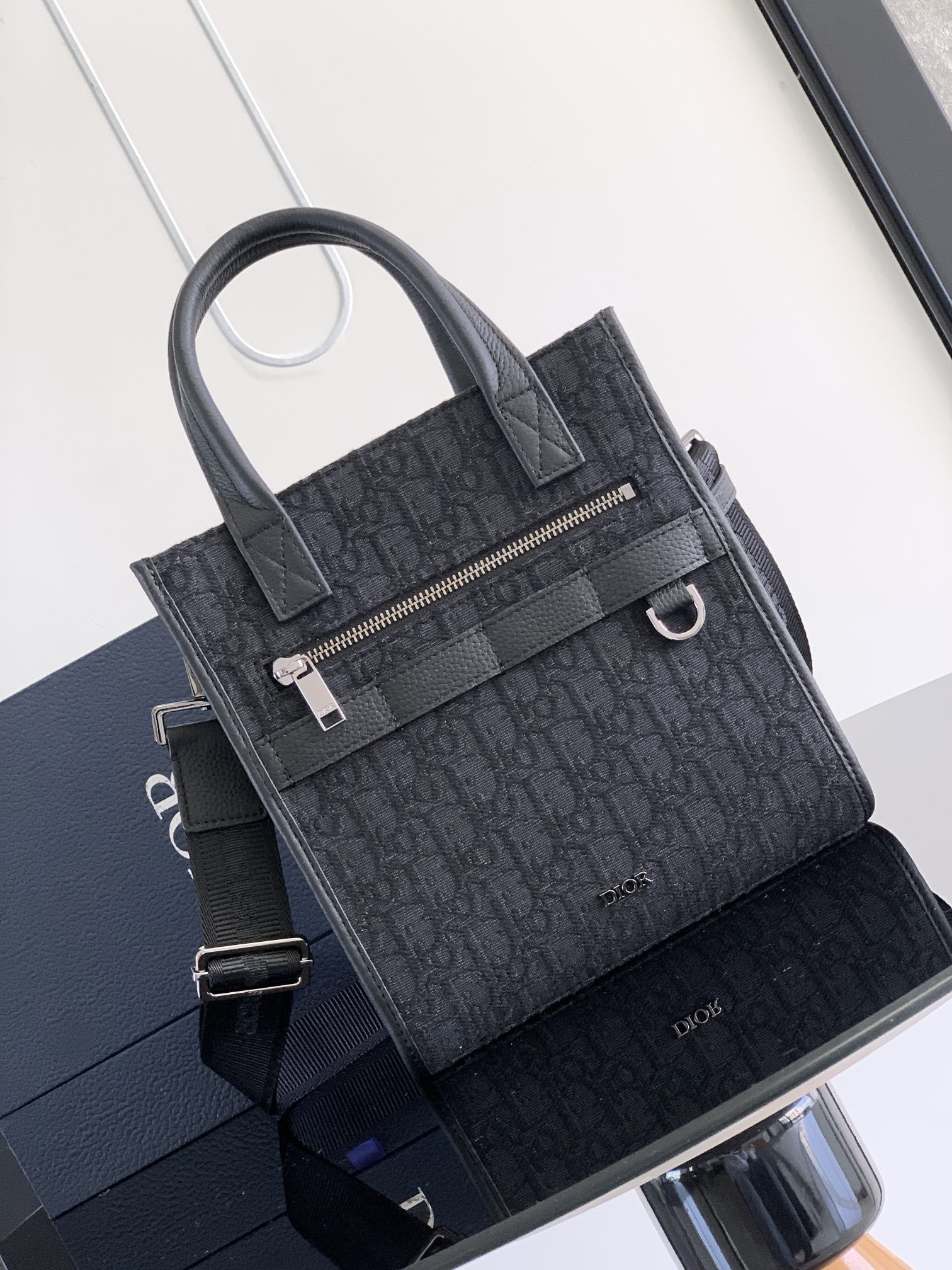 d*or safari Nor*h-south bag-21 x 23.5 x 7.5cm