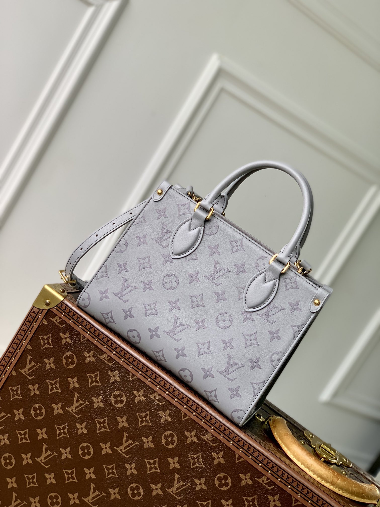 l0*is V*t0n onthego handbag-25*19*11.5 cm