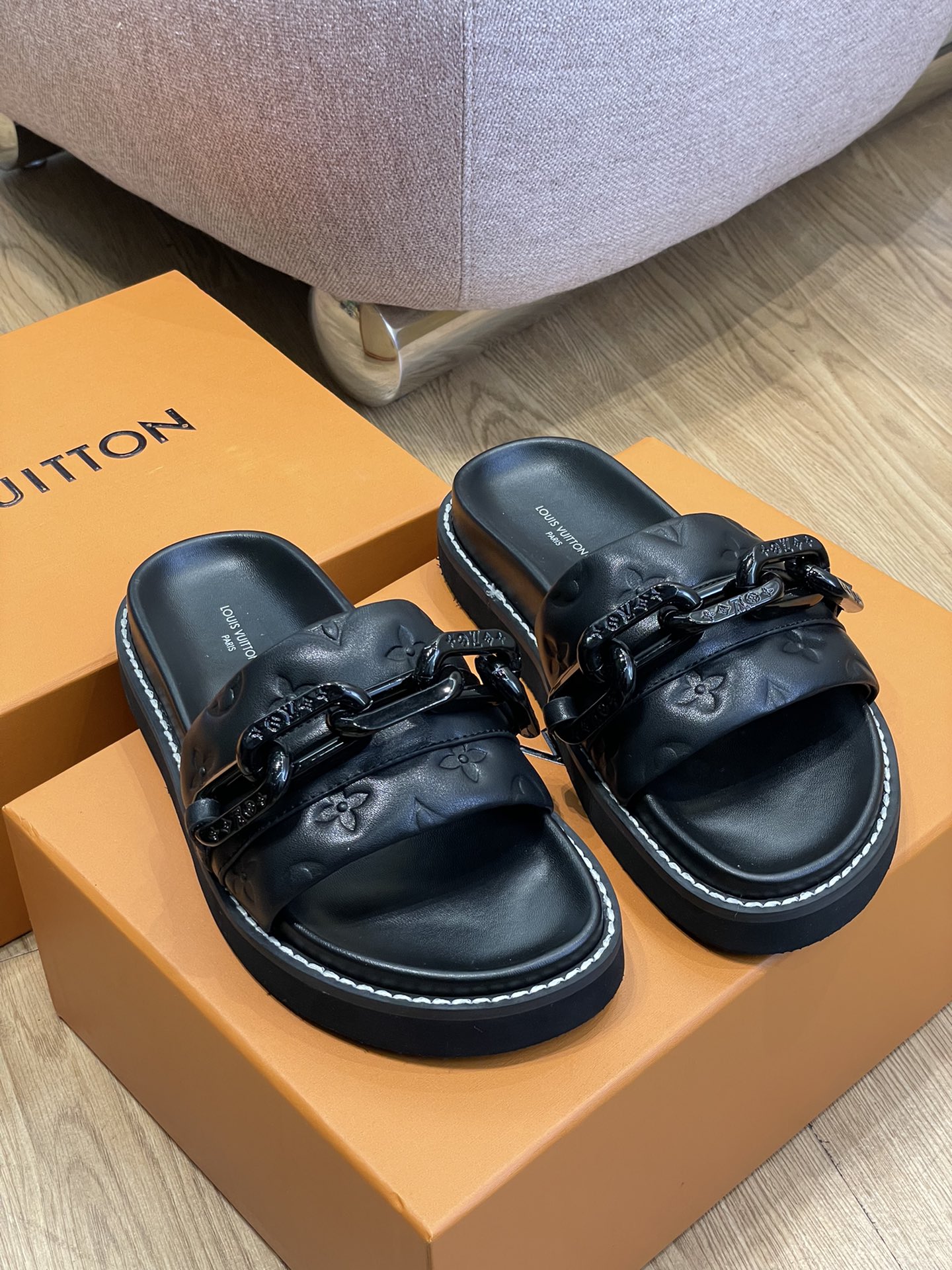 l0*is V*t0n 2022ss sandals