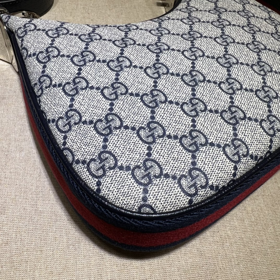 G*u*i attache small shoulder bag-23*22*5cm