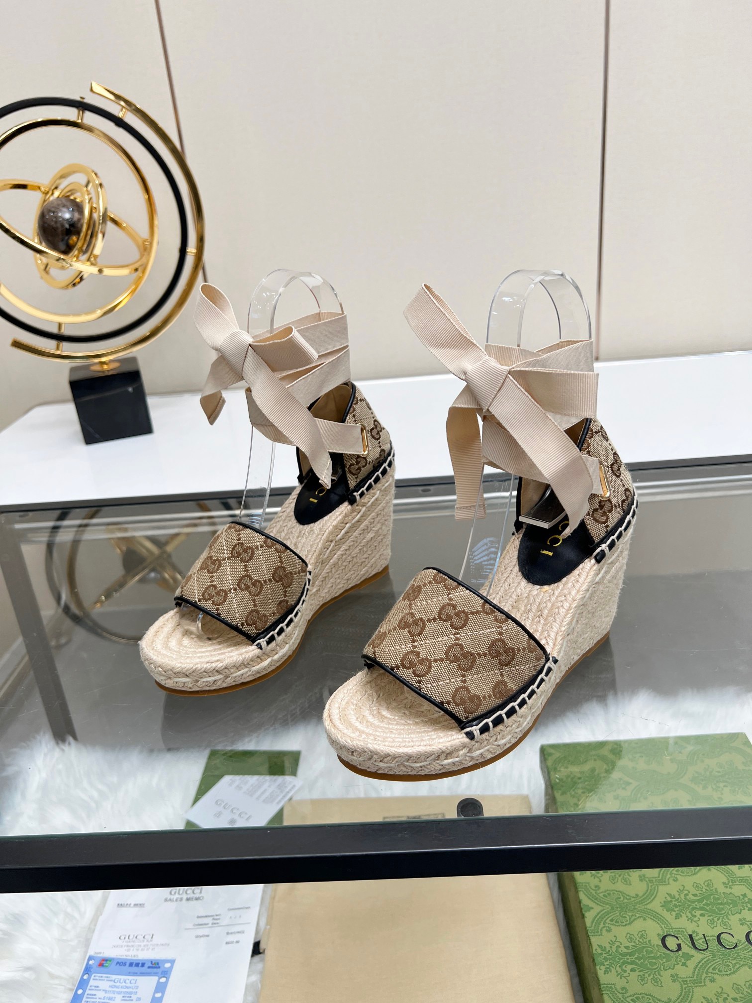 G*u*i sandals