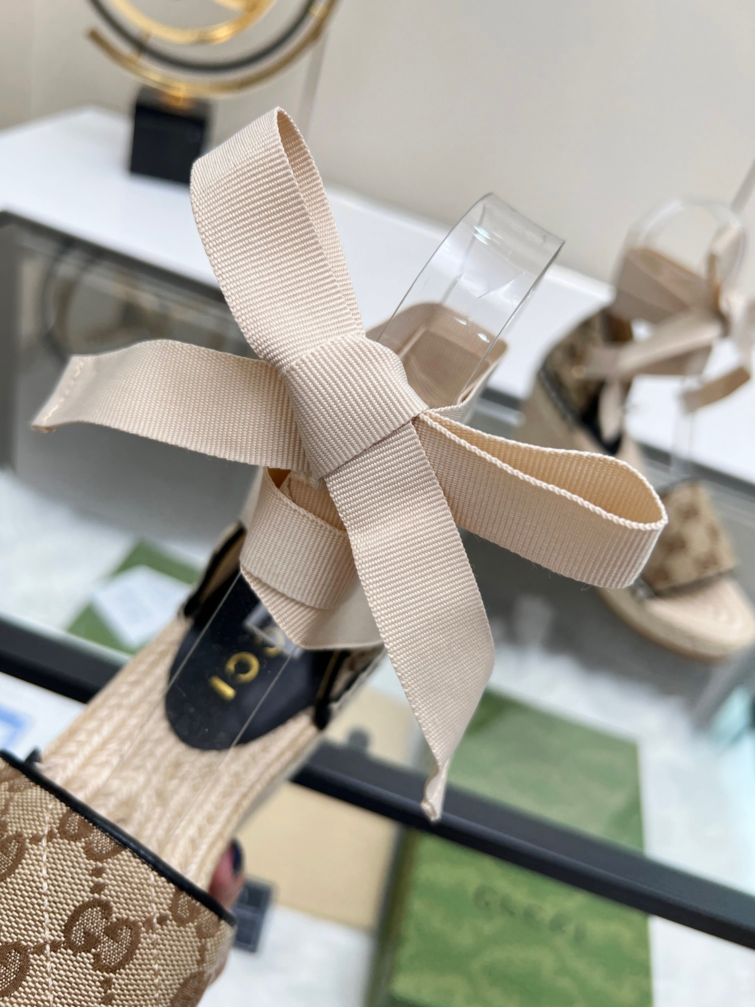 G*u*i sandals
