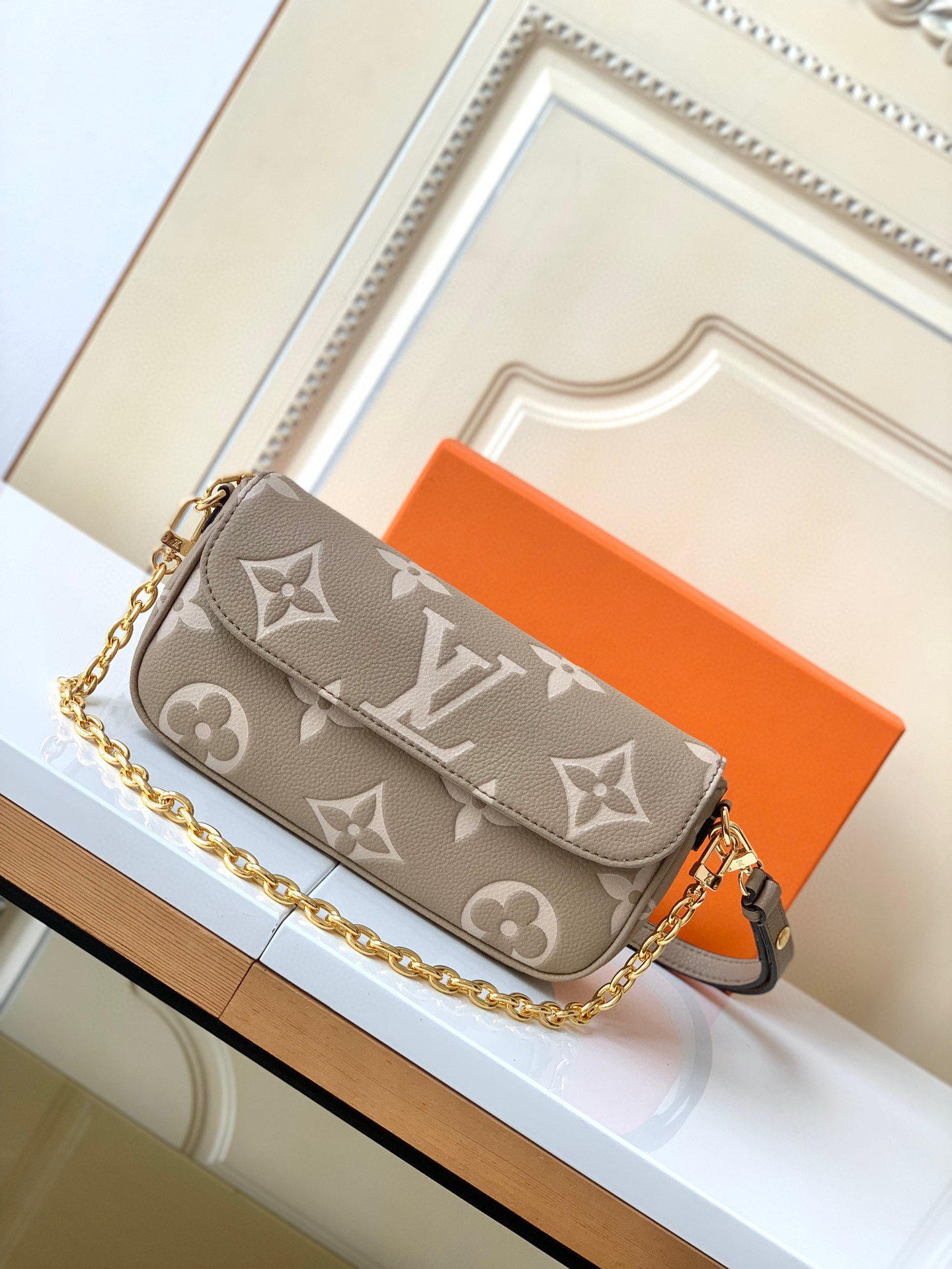 l0*is V*t0n wallet on chain ivy-23.5 x 12.0 x 4.3 cm
