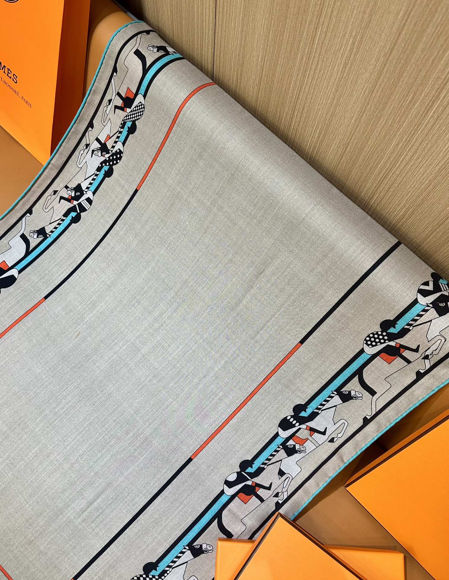 H**me5 scarf