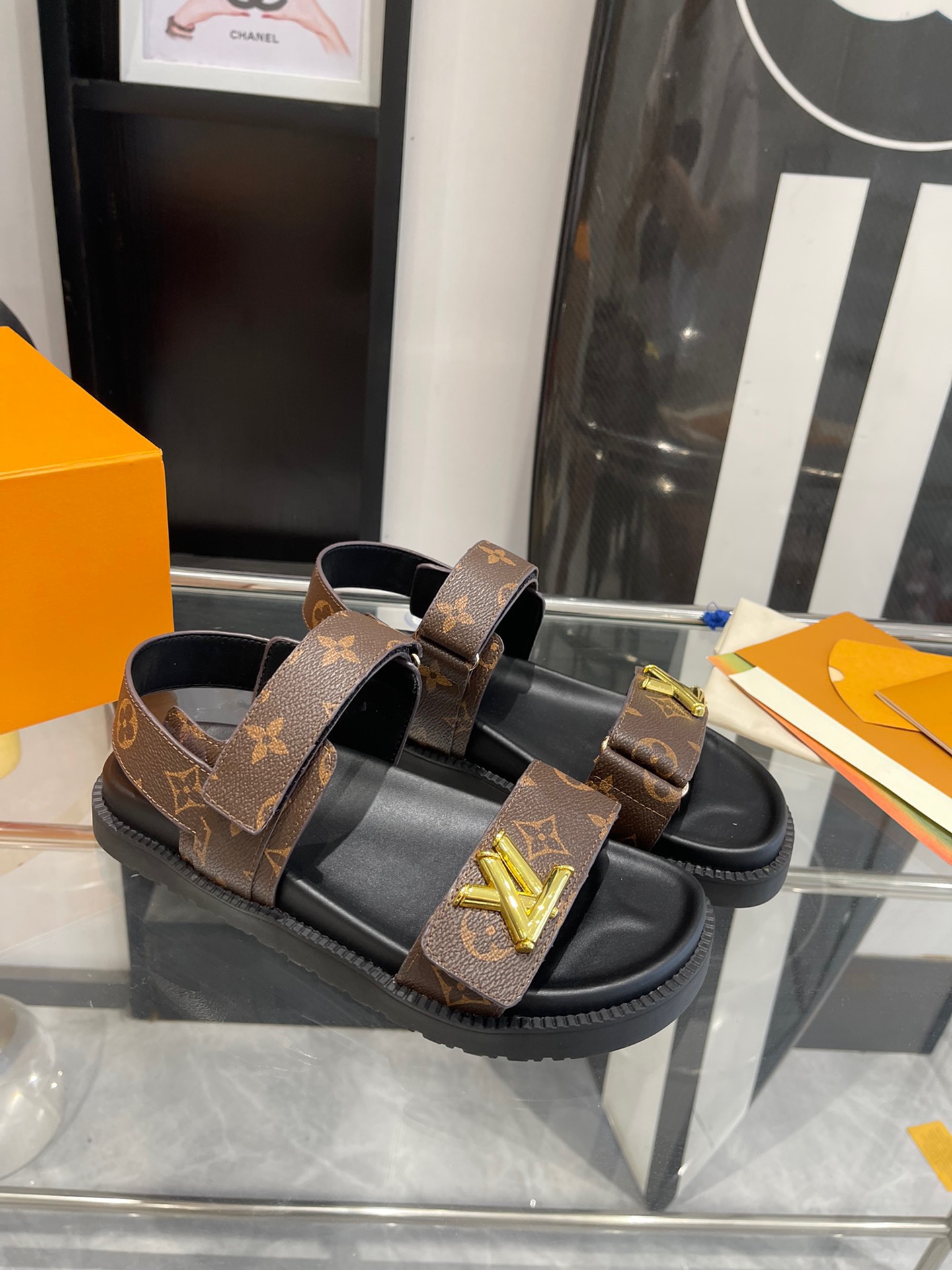 l0vis Vvtt0n sandals