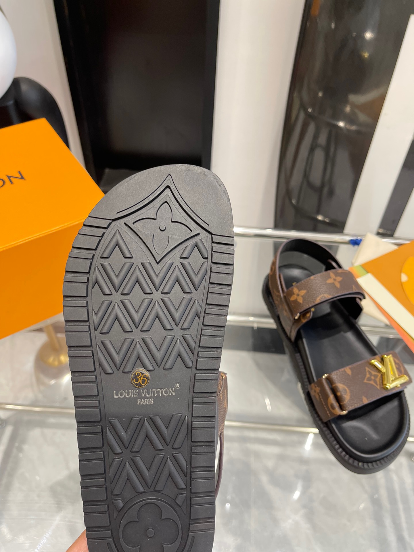 l0vis Vvtt0n sandals