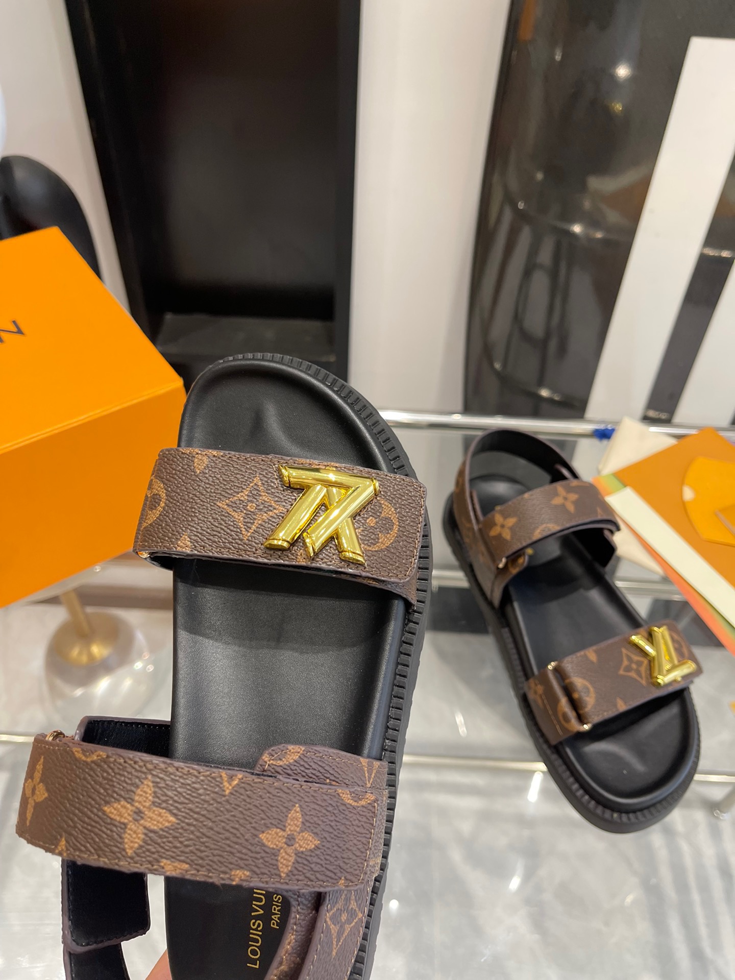 l0vis Vvtt0n sandals