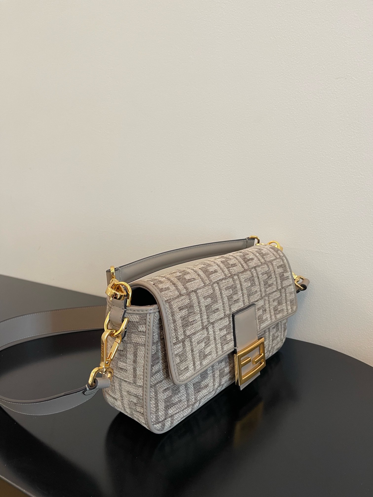 F**di baguette bag-26x14x4cm