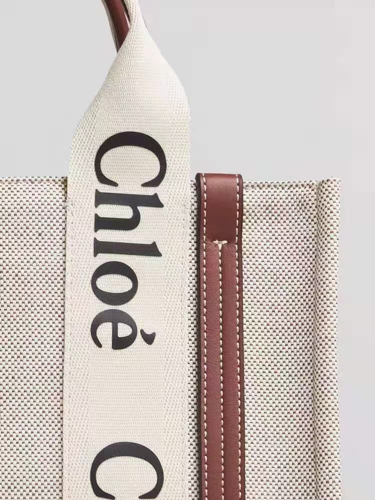 Ch10e woody tote bag