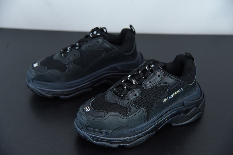 Ba*len*cia*ga triple s