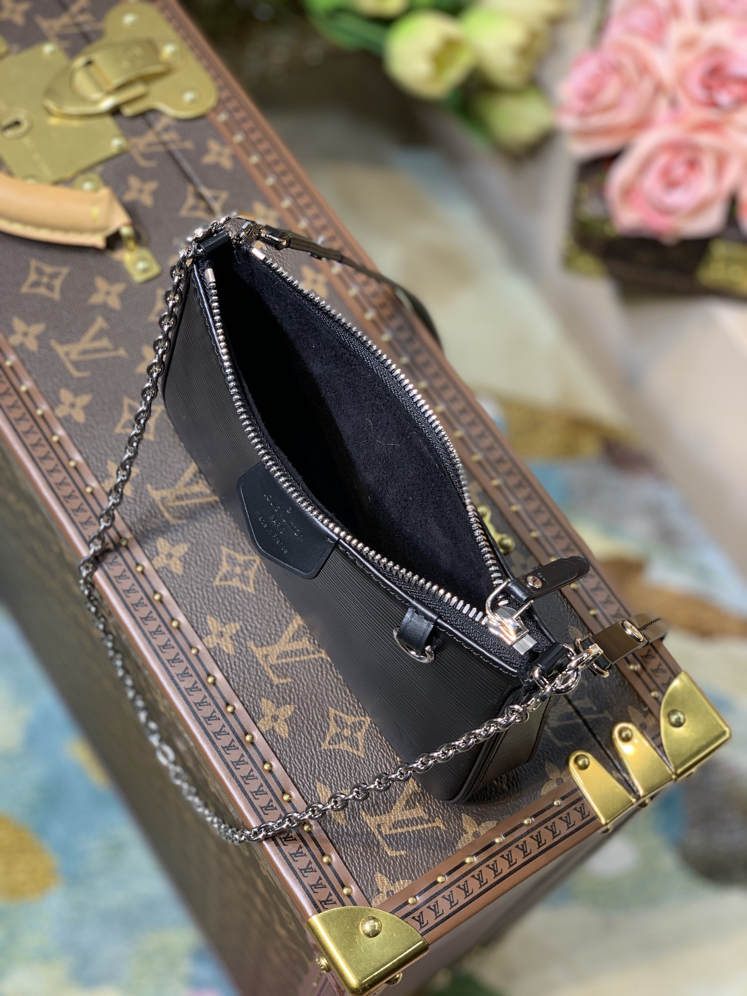 l0*is V*t0n easy pouch on strap-19*11.5*3cm