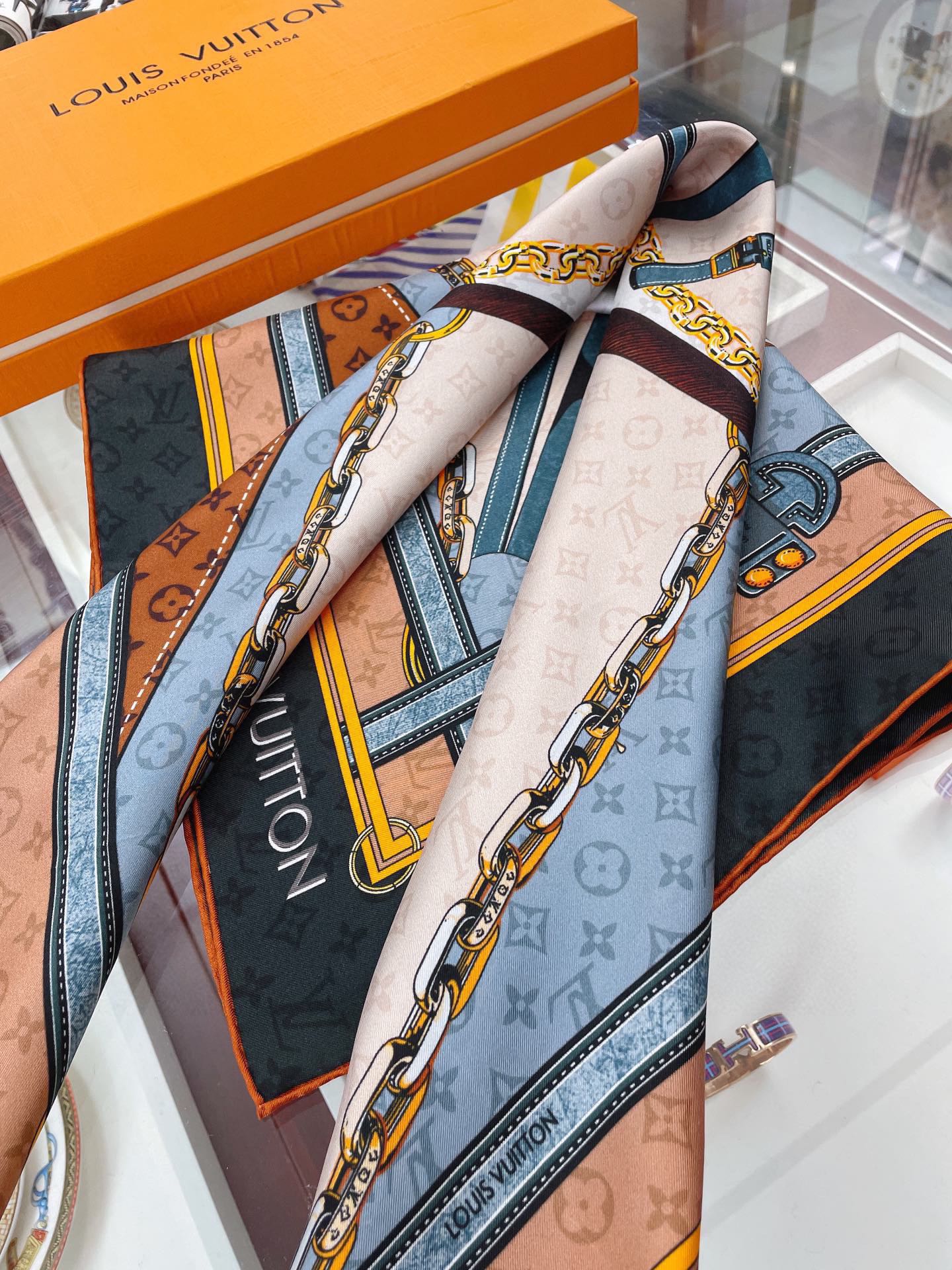 l0*is V*t0n silk square scarf-90*90cm