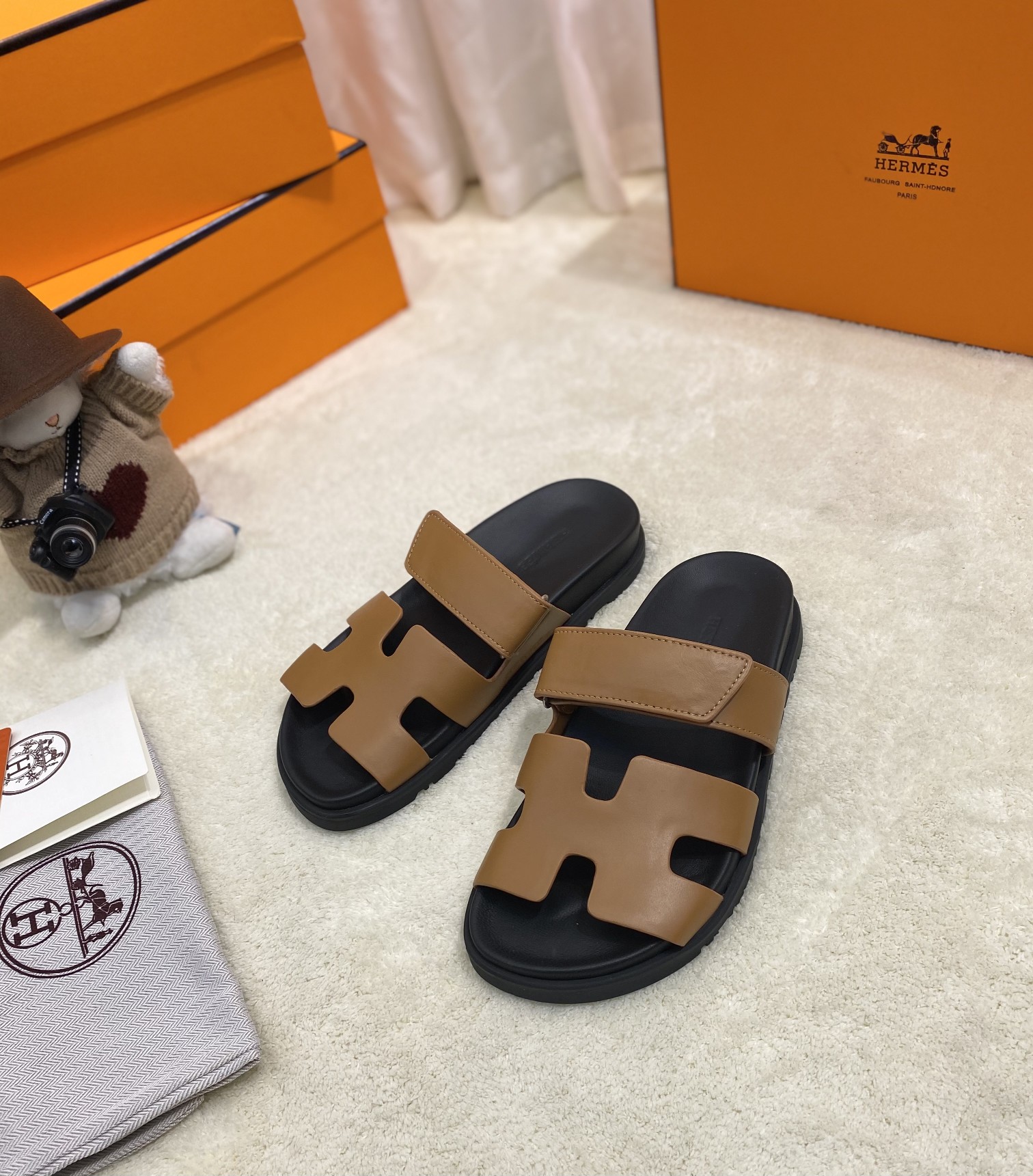 H**mes sandals
