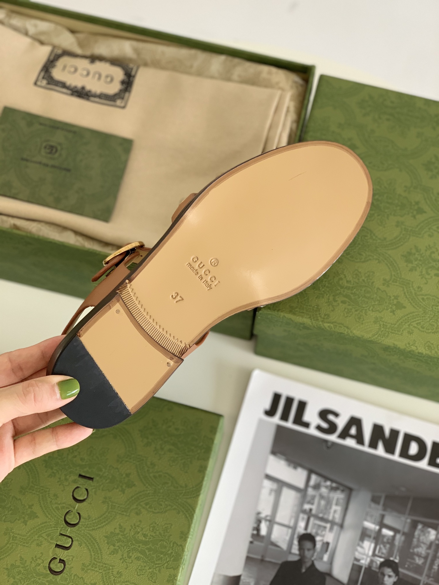 G*u*i sandals