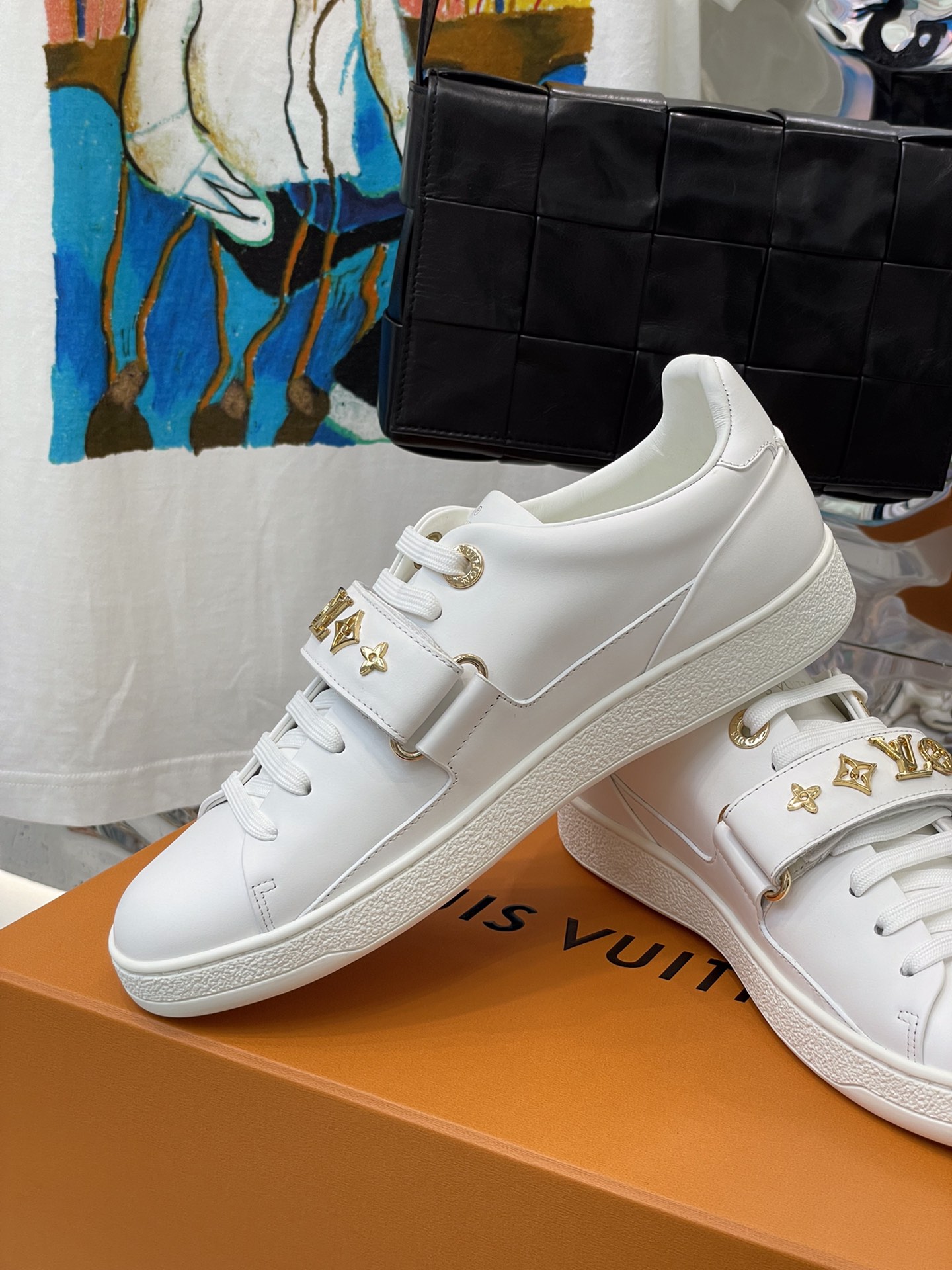 l0*is V*t0n sneakers
