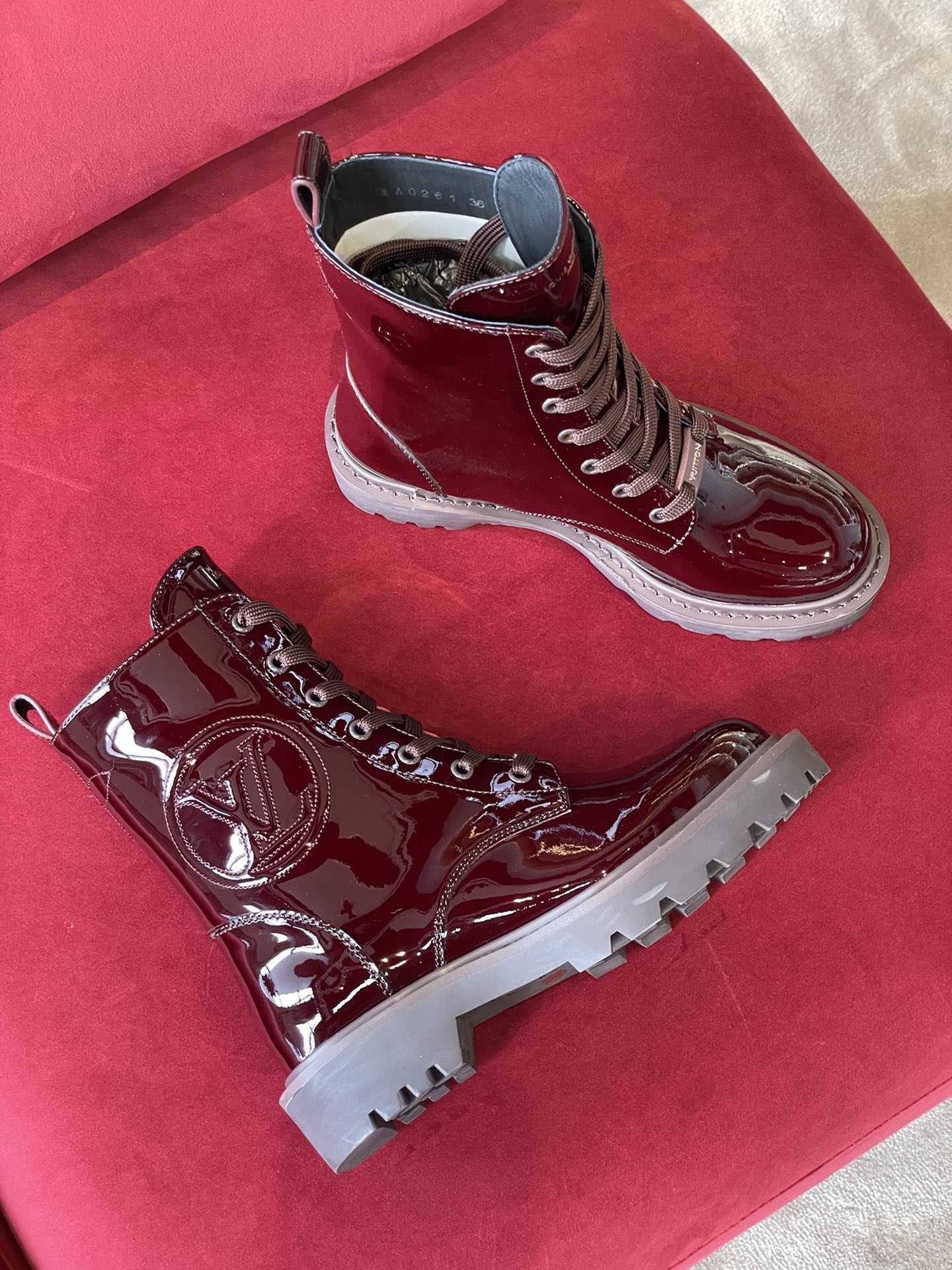 l0*is V*t0n boots
