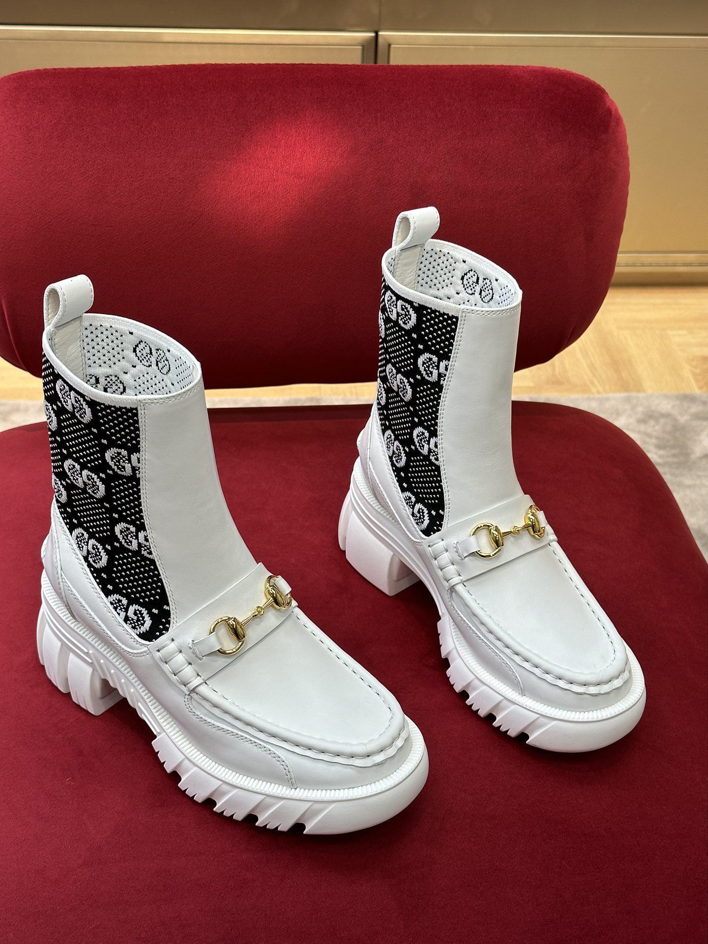 G*u*i boots