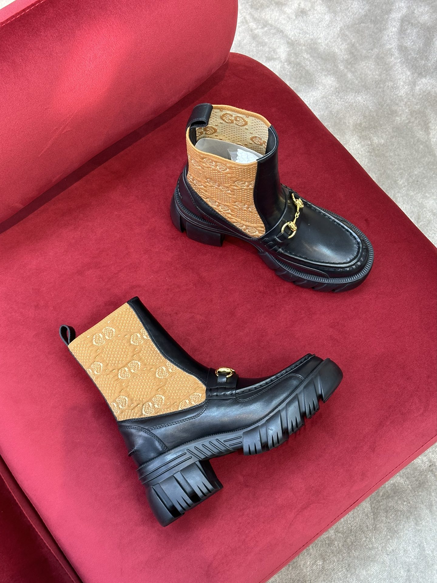 G*u*i boots